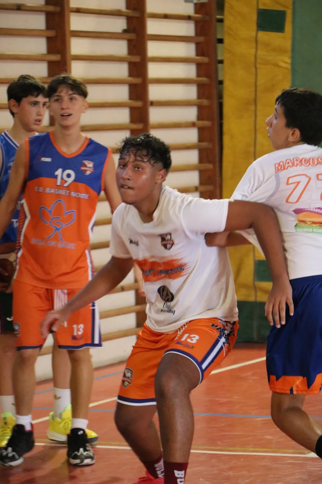 Jugador cerrando el rebote