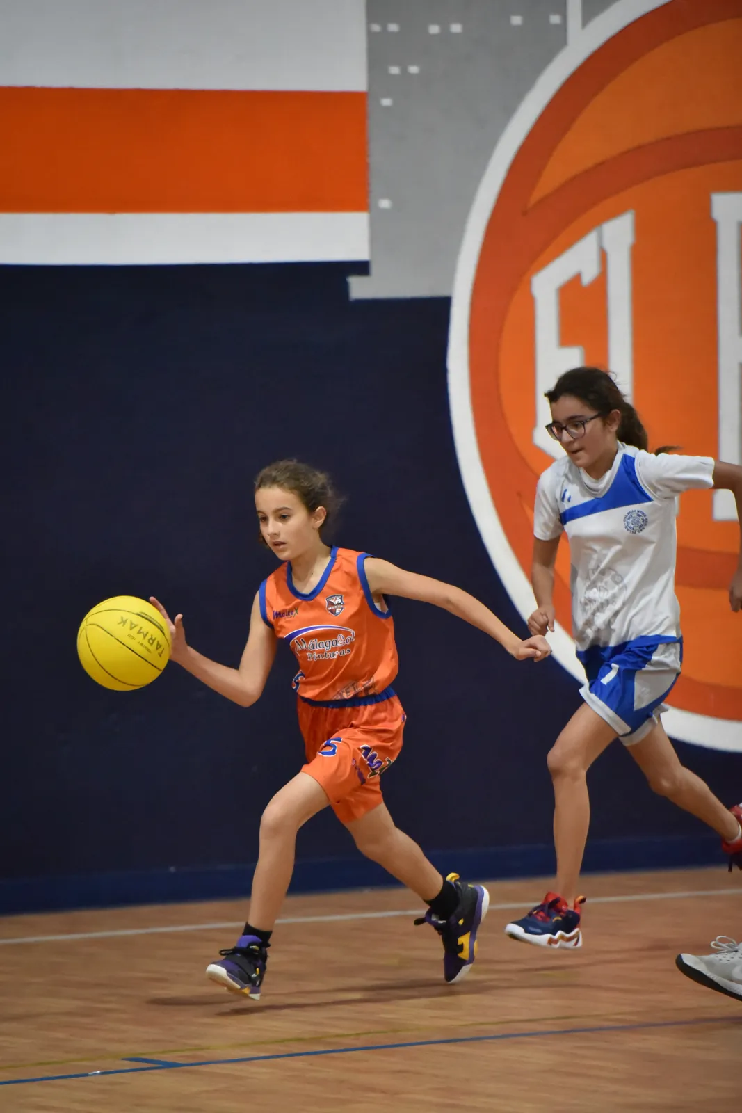 Jugadora subiendo el balón